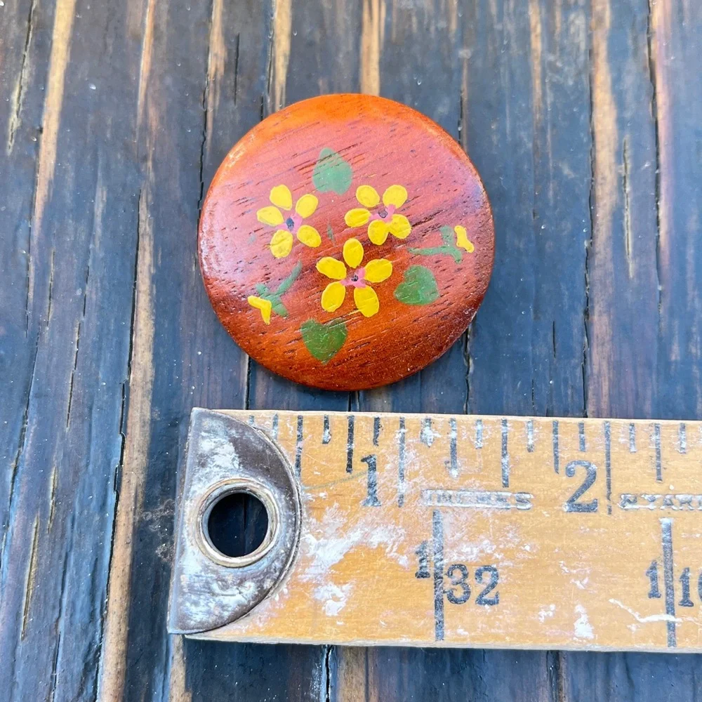 $5 Bundled 💘 70’s Vintage Handpainted Floral Wood Button - Picture 5 of 5